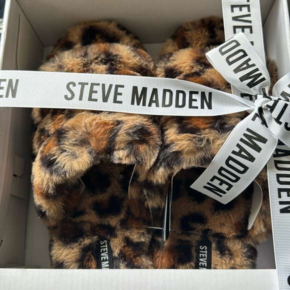 Ribbed knit beanie w/ faux fur Pom & faux fur quilted slides Steve Madden size L - Picture 2 of 3